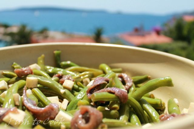 Салат из стручковой фасоли с анчоусами