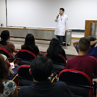 Doutor Marcos Samano profere breve palestra sobre o InCor. (Foto: Sergio Cruz / SBDCD-InCor)