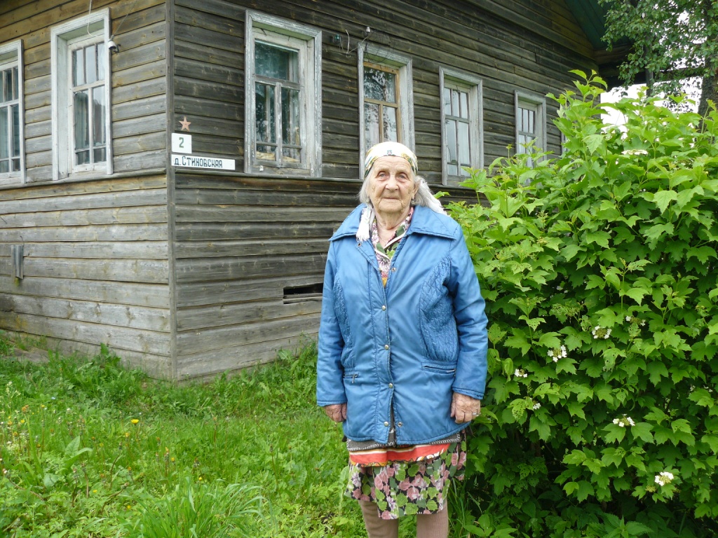 Люди жившие в туле. Пожилые женщины в деревне. Фото пенсионеров в деревне. Джина Тула жил в деревне.