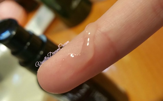snail-bee-high-content-essence-texture.jpg a clear essence that heals acne