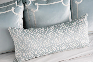 Sugestões para decorar a sala e o quarto em azul, numa casa cheia de estilo.