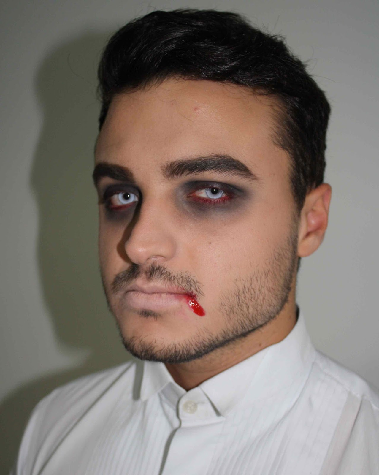 Aprenda a fazer maquiagem masculina de caveira para o Halloween