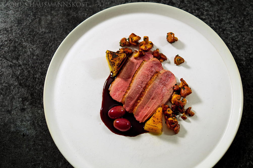KAQUUS HAUSMANNSKOST: Ente, Trauben,gerösteter Kürbis und Pfifferlinge KAQUUS HAUSMANNSKOST: Ente, Trauben,gerösteter Kürbis und Pfifferlinge