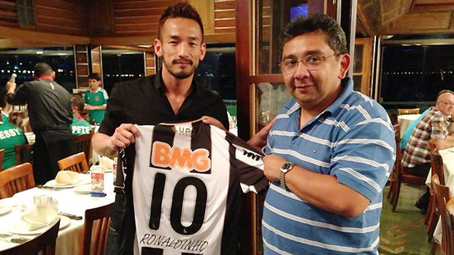 ロナウジーニョが次は中田英寿氏にユニフォームをプレゼント Footbank ブラジルサッカーブログ