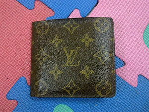 Louis Vuitton Monogram Canvas Men's Wallet(SOLD)