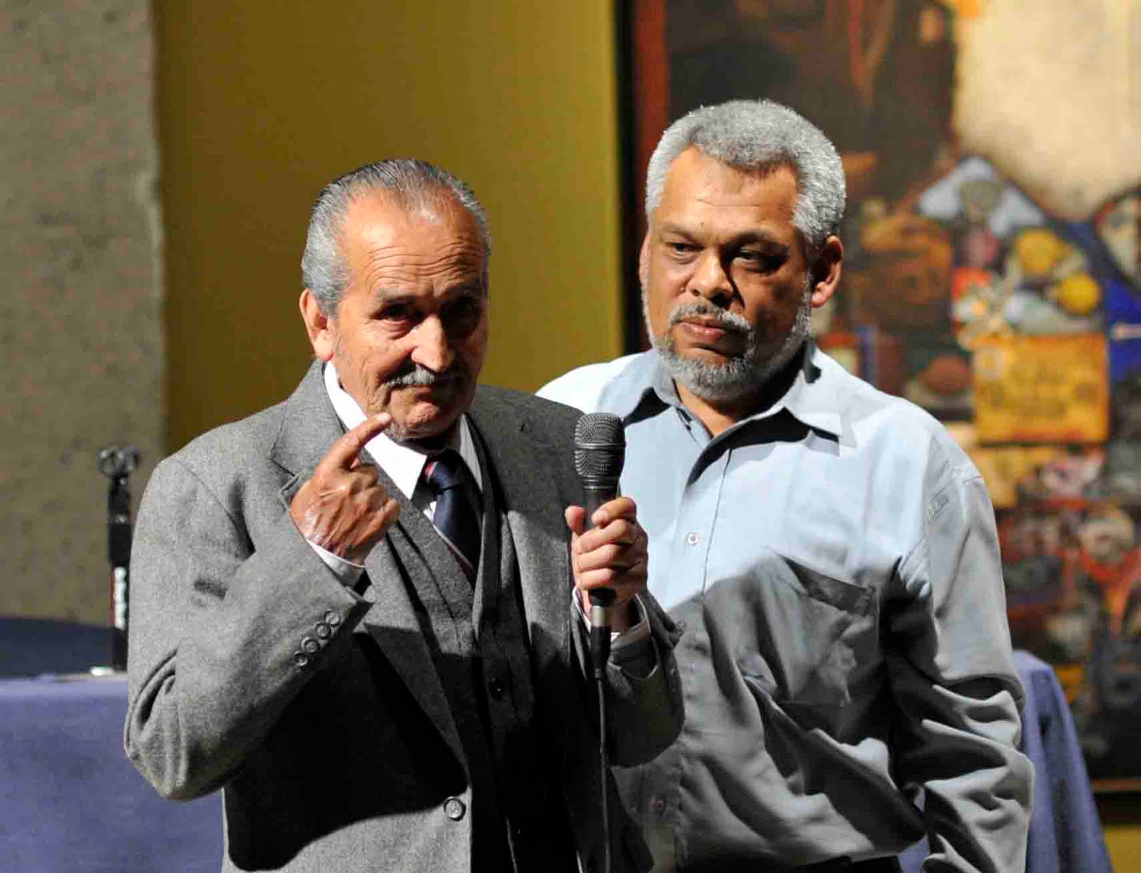 CRONICA ENSENADENSE DAVID SALAZAR PRESENTA SU LIBRO 