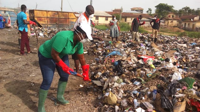 ER-SUHUM: MCE DEMONSTRATES LEADERSHIP BY EXAMPLE, JOINS CLOSAG IN A SANITATION EXERCISE