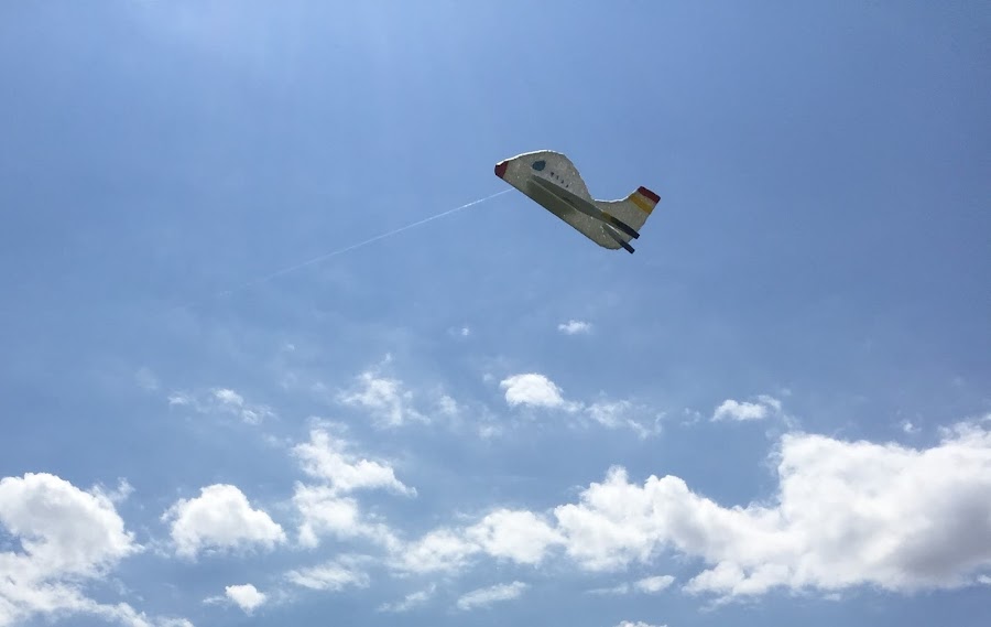 Avion de poliespan volando. Parece un anuncio de lineas aereas