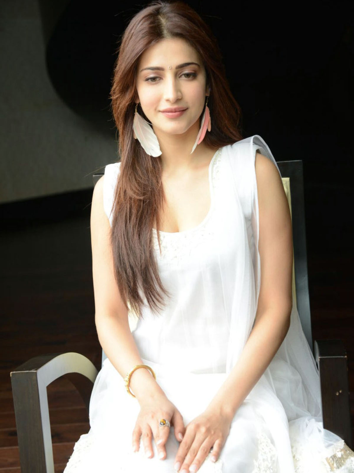 shruthi hassan white dress pictures wallpapers