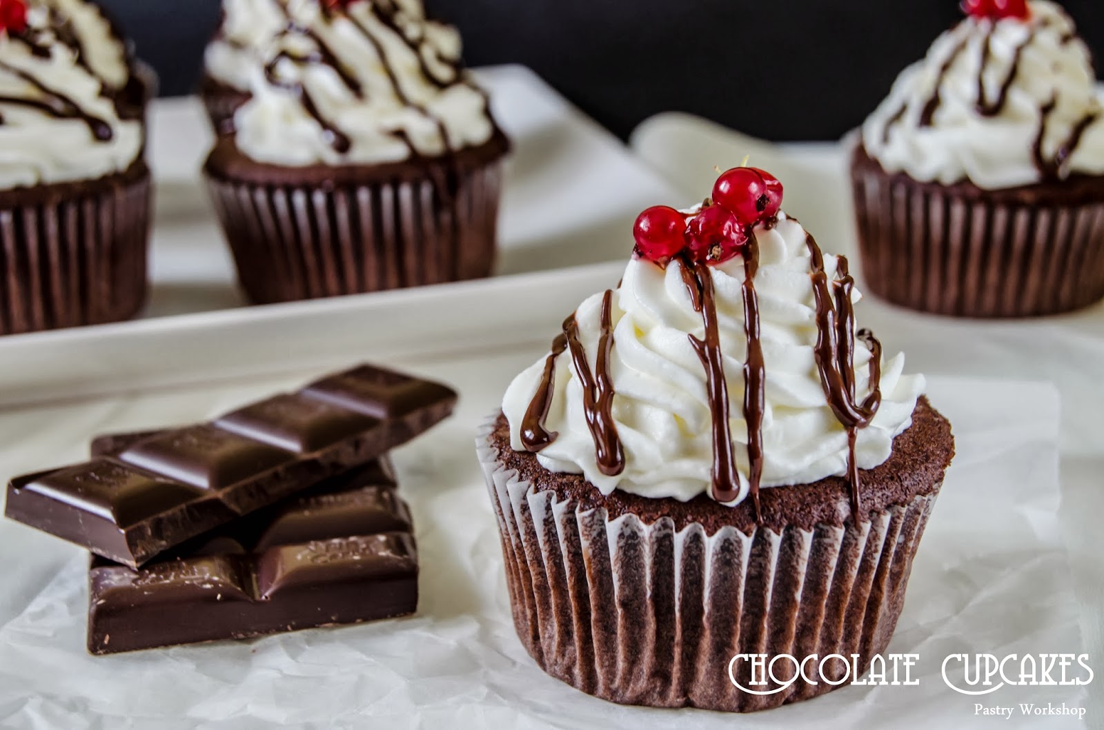 {Chocolate Cupcakes with Vanilla Frosting} - Cupcakes cu ciocolata