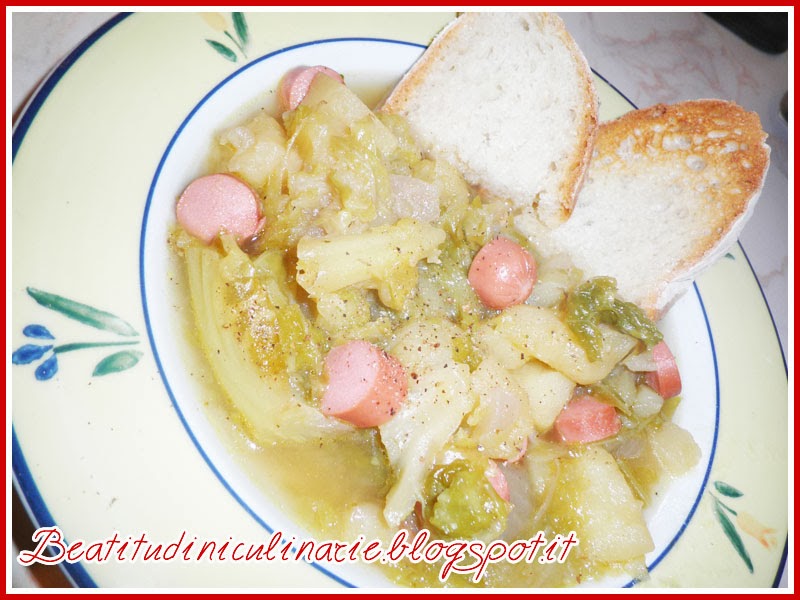 zuppa di cavolo, patate e wurstel