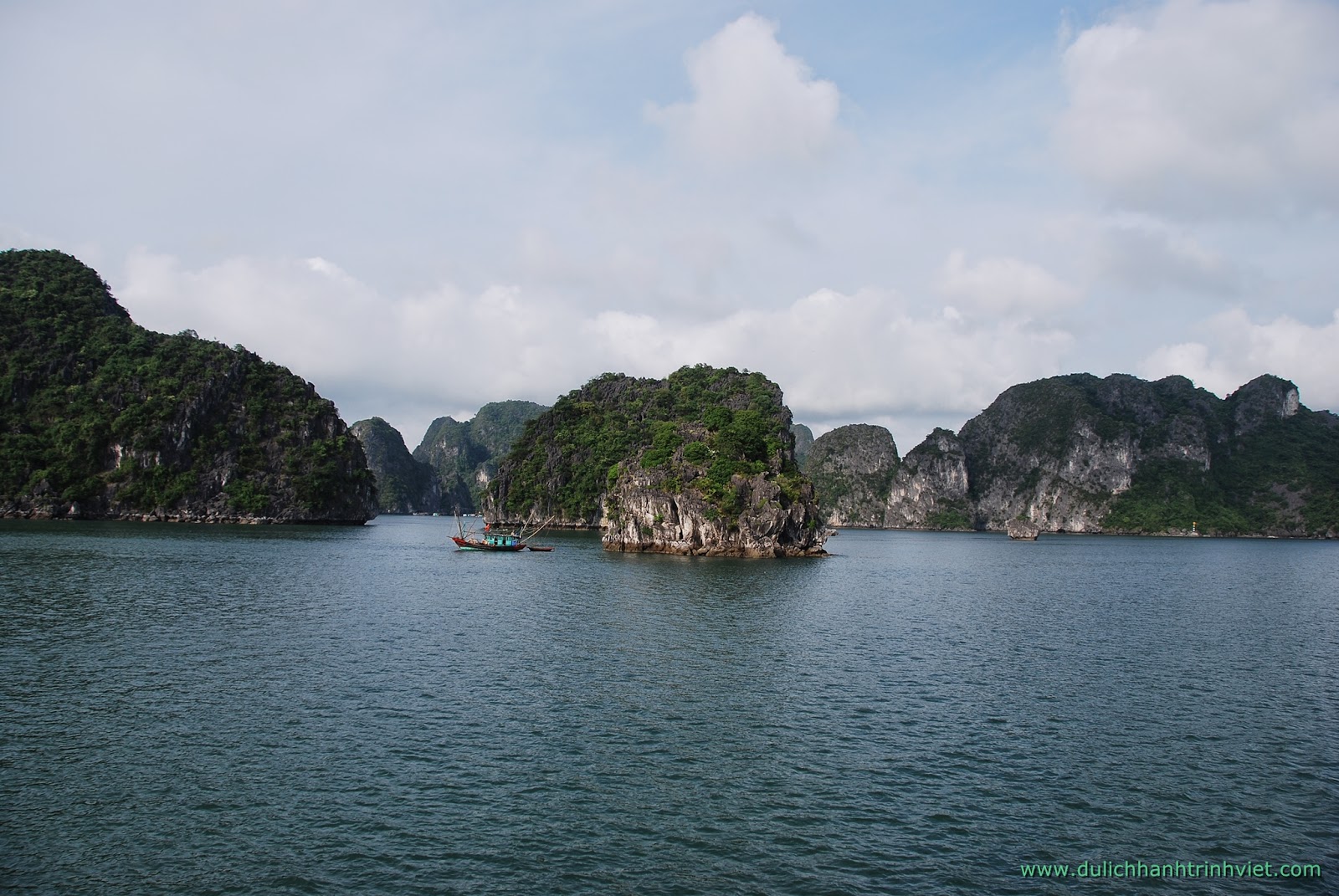 Khám phá Vịnh Hạ Long, điểm đến du lịch nổi tiếng nhất Việt Nam