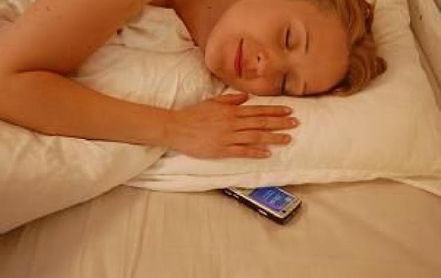 5 Unbelievable Things We Do That Destroys Our Smartphones Things We Do That Destroys Our Smartphones