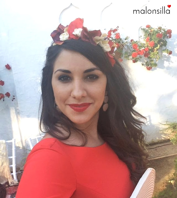 Chica con diadema de flores en rojo y burdeos, vestido rojo y bolso abanico en crema by malonsilla