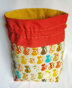 bolsita de tela con gatos de patchwork para danza o para merienda