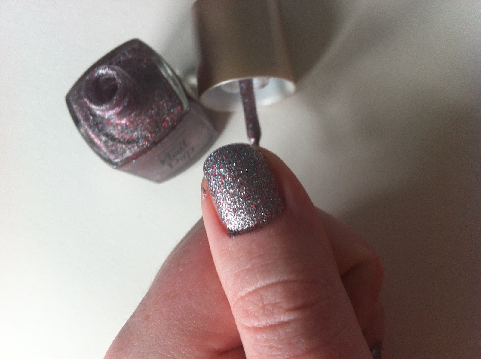 Summers Beauty Look Nail Pop in Cool Britannia