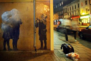 Obra de Banksy machacada en Essex Road.-