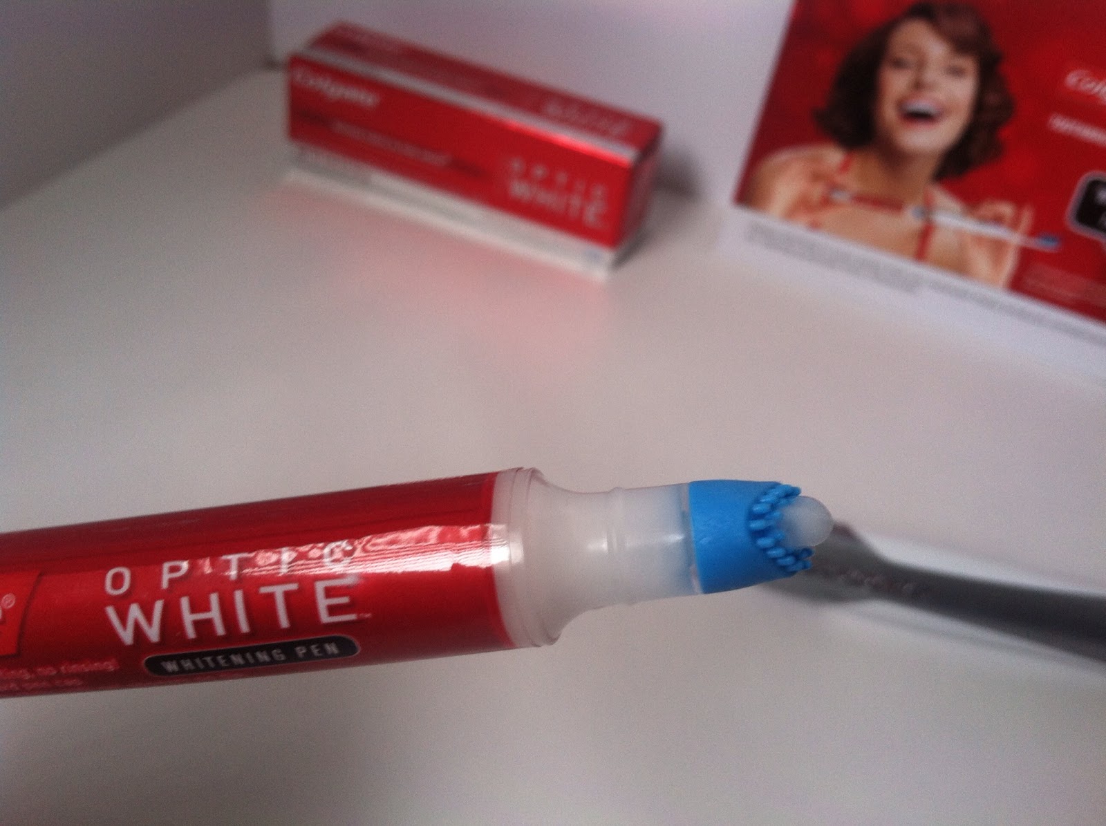 2 Cents of Ms.High Heels Colgate Optic White Toothbrush + BuiltIn