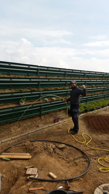 Hausbau Nadine, Max & Alex: Brunnen-Pumpe angeschlossen
