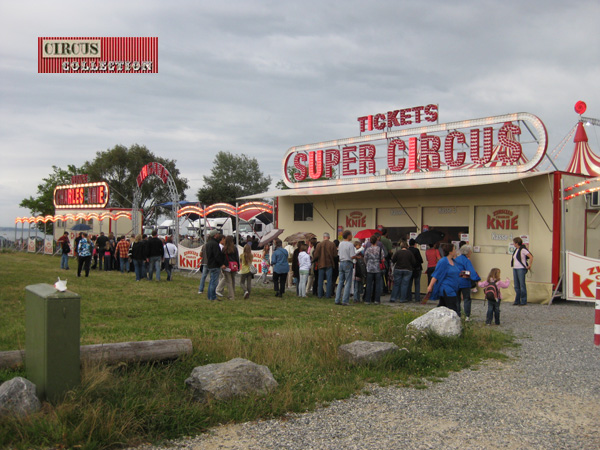 le public fait la queue  a la caisse du cirque pour acheter des places pour le spectacle 