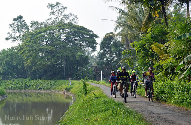 Iringan sepeda menyusuri Selokan Mataram