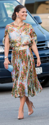 Top + jupe Jennifer Blom / escarpins Gianvito Rossi / mianudière Bottega Veneta