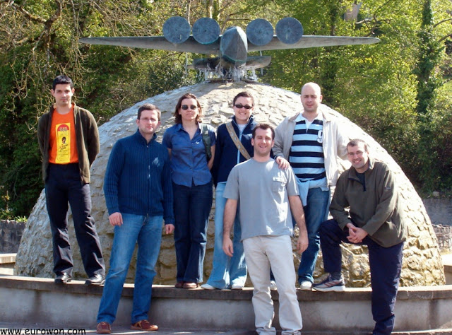 Foto de grupo delante del Museo de la Aviación de Foynes
