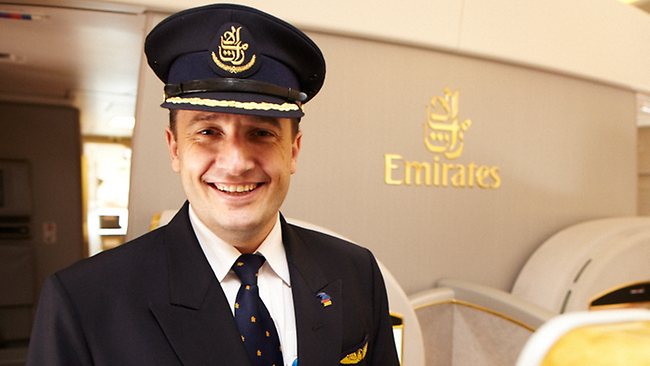 Форма пилота. Пилот emirates узбек. Хайди пилот эмирейтс. Пилоты эмирейтс а380. Пилоты эмирейтс.