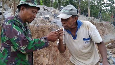 INDAHNYA BERBAGI DAN KEBERSAMAAN ANGGOTA SATGAS DENGAN MASYARAKAT