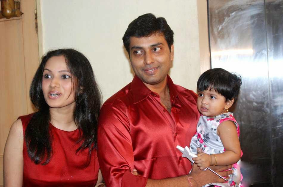 Malayalam film actor Narain with family