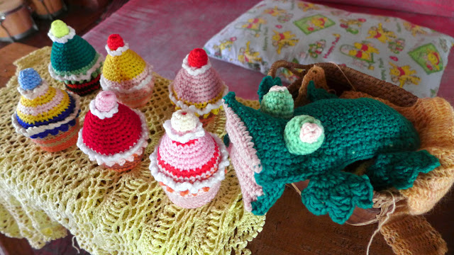 Amigurumi cup cakes and a frog