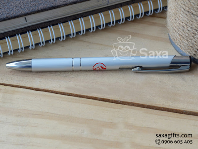 Bút kim loại in logo màu bạc đầu bấm – BK004