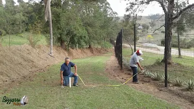 Dia 15 de setembro de 2016, Bizzarri visitando uma obra em sede da Fazenda em Atibaia-SP, onde estamos marcando com estacas para fazer a pista de cooper com o piso de saibro e execução do paisagismo.