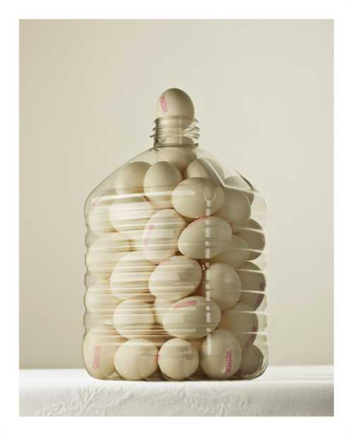 Per Johansen fotografia jarras garrafas cheias transbordando comida ovos