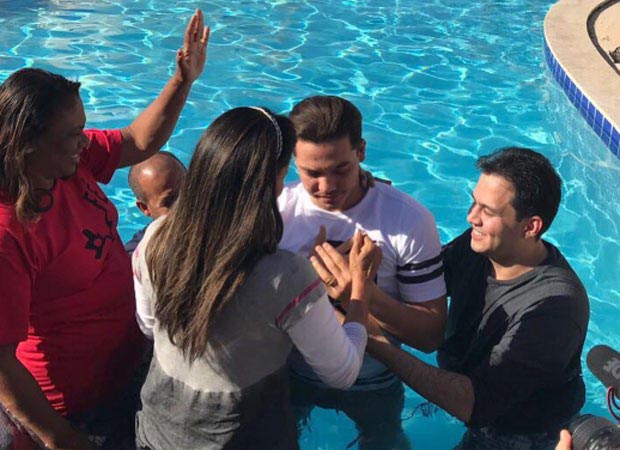 Cantor Wesley Safadão é batizado em retiro espiritual no interior de Minas Gerais 