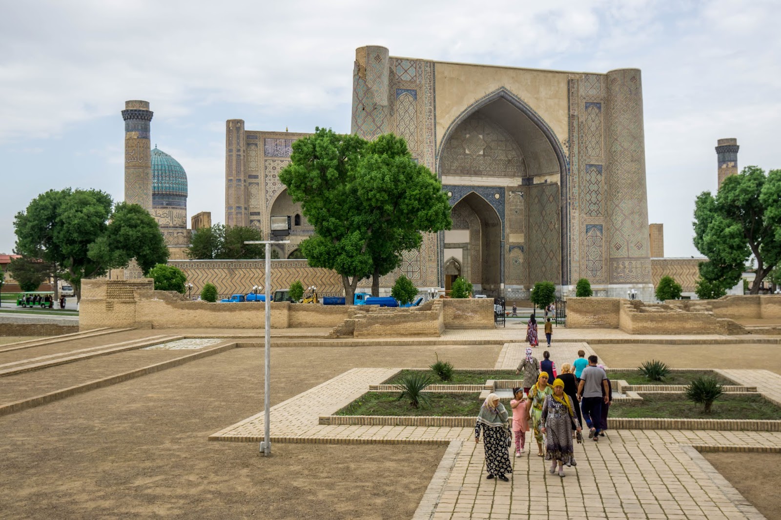 Соборная мечеть биби-ханым в самарканде. Мавзолей биби-ханым. Самарканд мечеть. Мечеть бибиханум самарканд. Медресе бибиханум в самарканде.