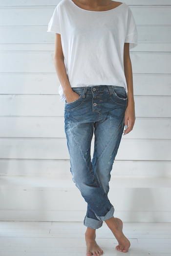 Casual look | Boyfriend jeans and super loose white shirt | Luvtolook ...