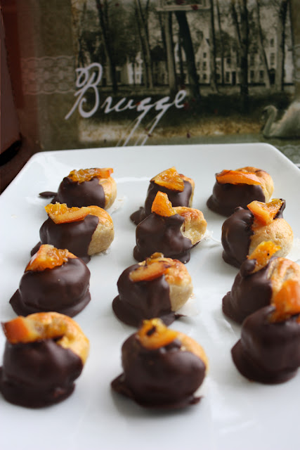  figuritas de mazapán con chocolate especiado y naranja confitada 