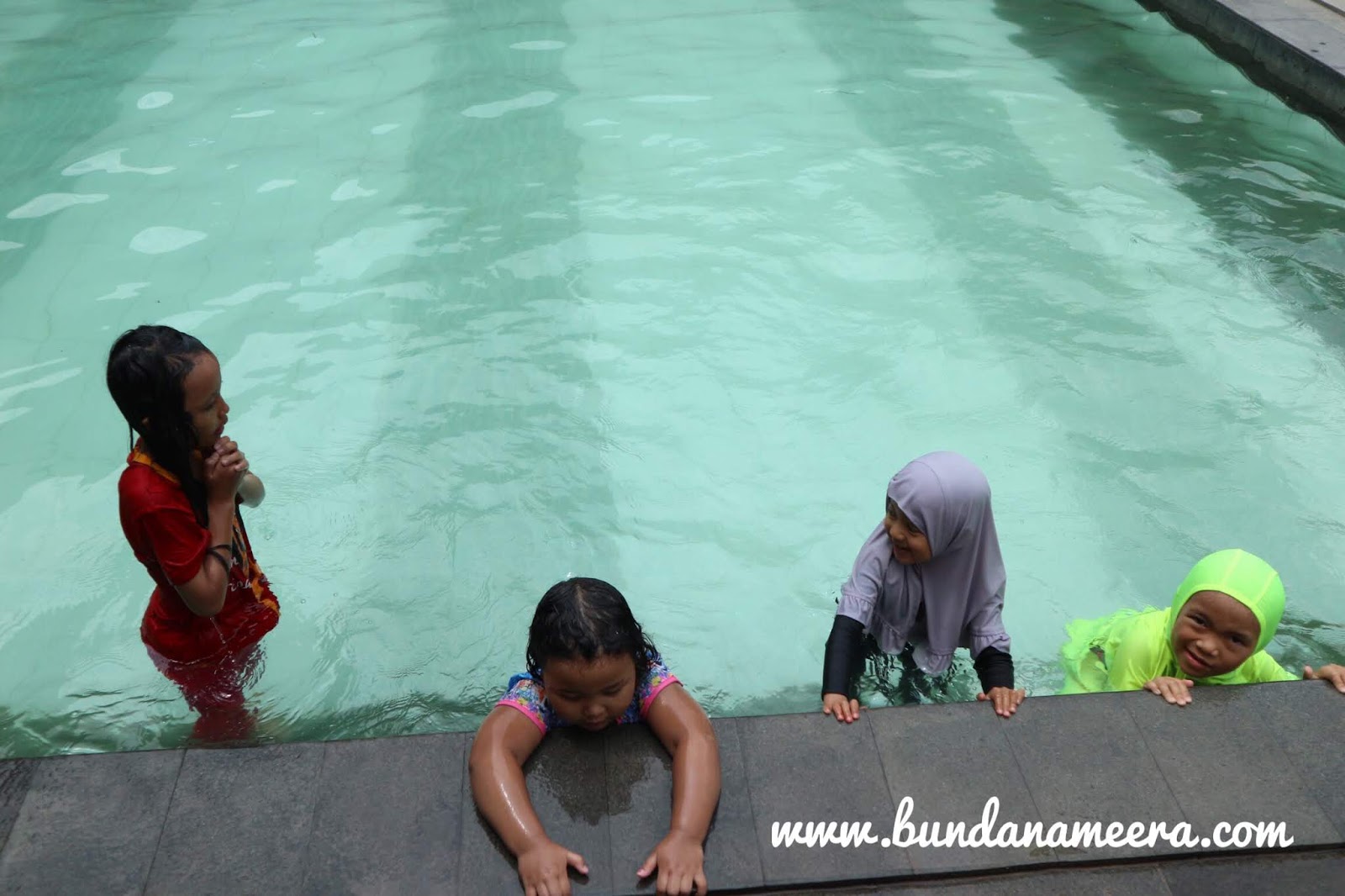 Murahnya Berenang di Rainbow Park Cimahi! | Bunda Nameera ...