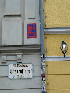 Space Invader aus dem Jahr 2006 - im Jugendstil-Style - Mosaik in Wien
