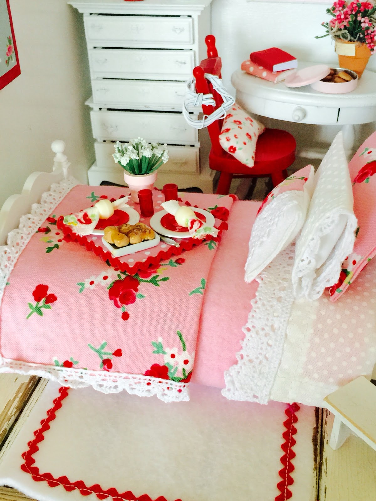 Ribbonwood Cottage Cottage Style Bedding for Miniature Dollhouse Beds