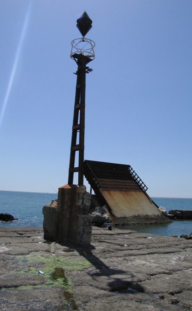 Sueños desde la Bahía: Las Chimeneas de las Antiguas Fábricas malagueñas