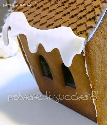 gingerbread house casetta pan di zenzero polvere di zucchero