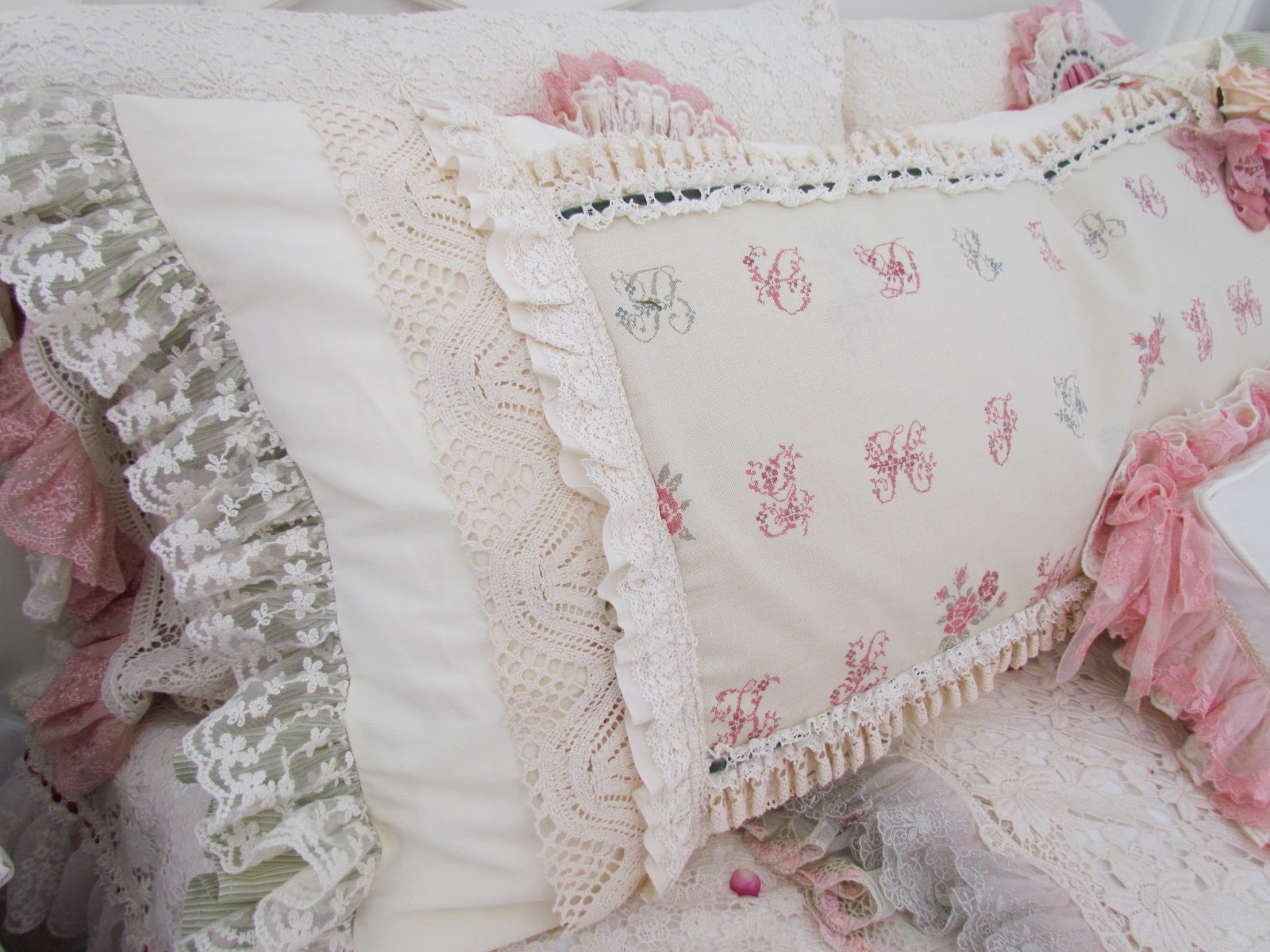 Angela Lace: Pink Lace Bed Cover