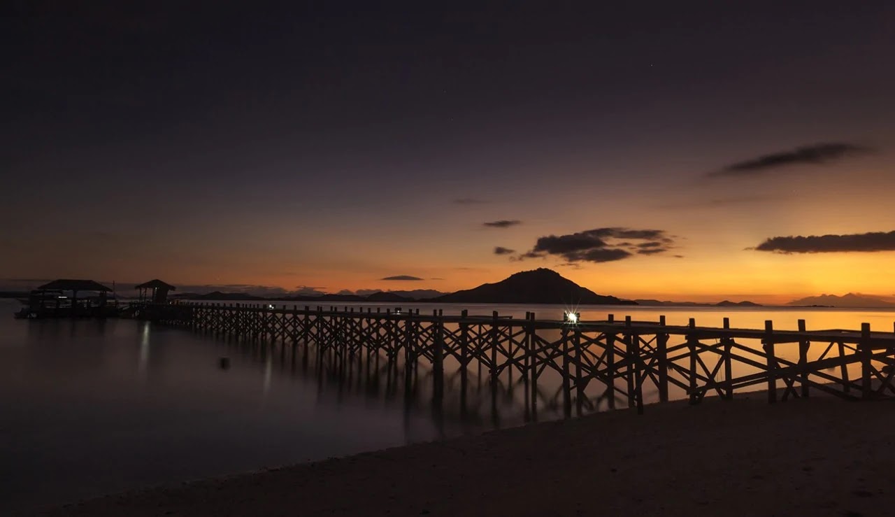 Sunset di Pulau Kanawa, Flores