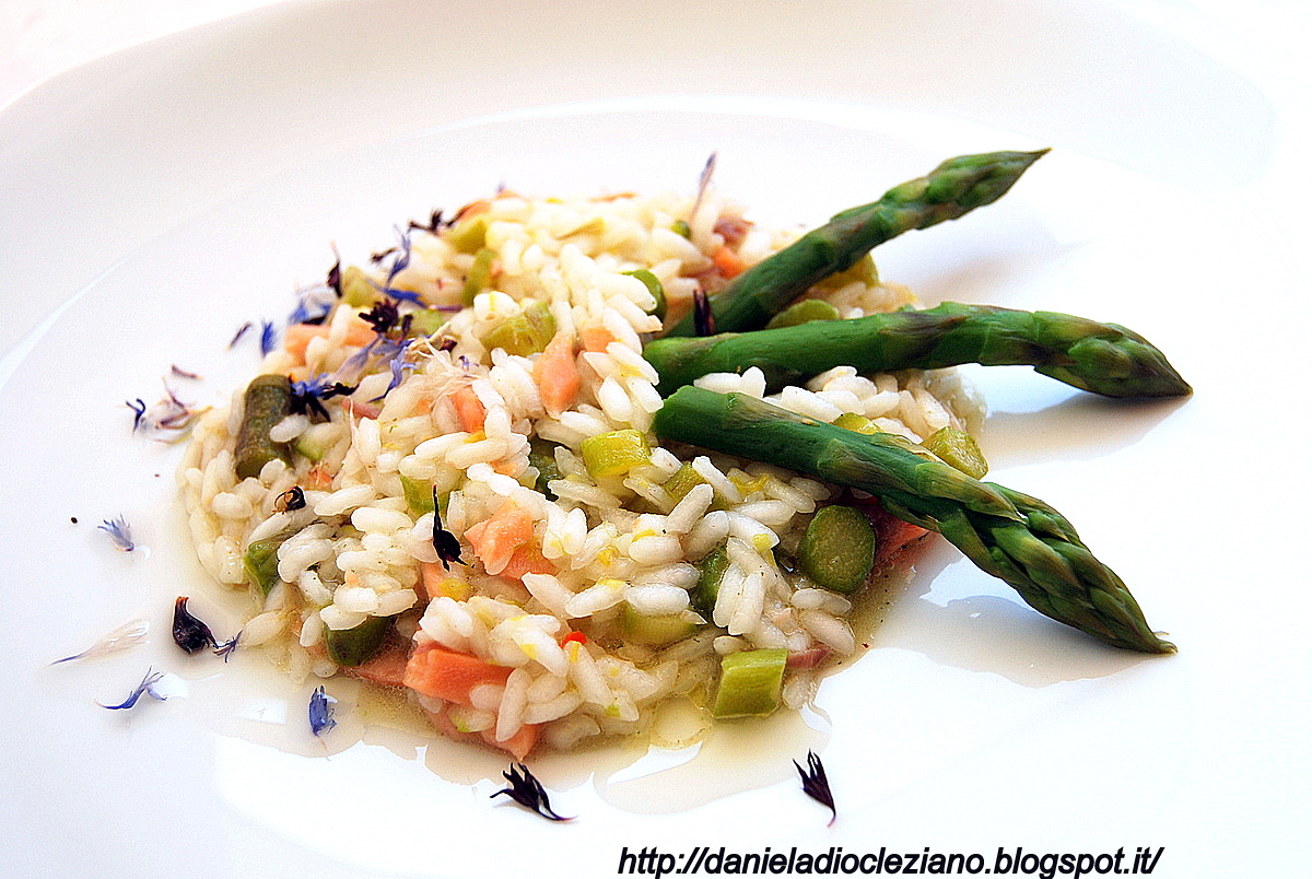 Risotto con asparagi verdi, trota affumicata e fiori eduli di