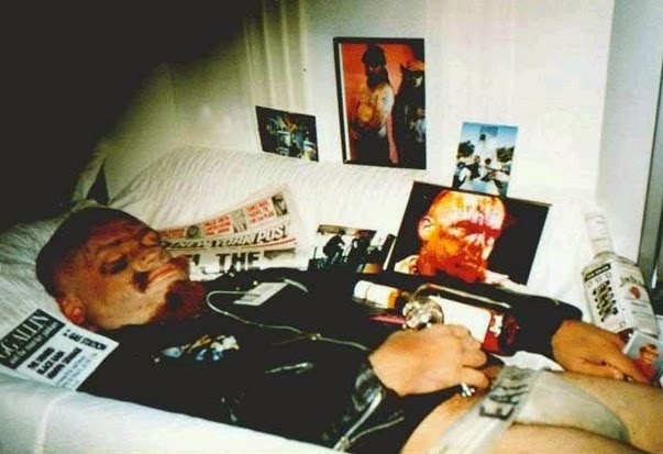 GG Allin em seu "funeral" gg allin, o punk mais insano da história, músicos controversos, músicos insanos, músicos loucos, músicos satanistas