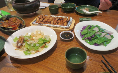 Leckeres Abendessen im Yunnan Gourmet Specialty Restaurant Shanghai
