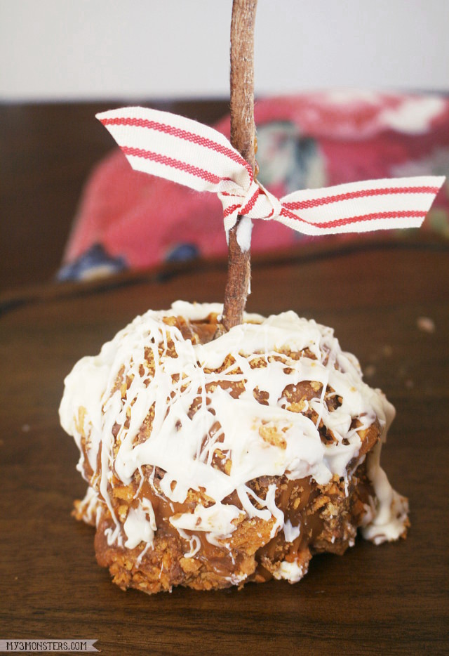 These delicious Candy Bomb Caramel Apples from / are the perfect way to use up leftover Halloween candy!