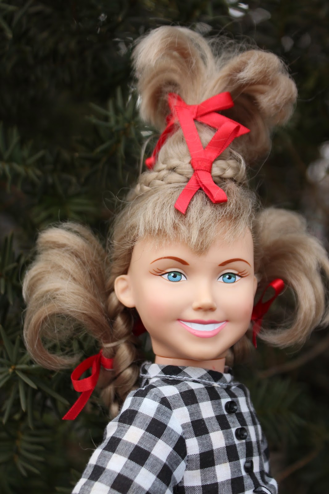 Some of the dolls were made to look like the illustrations of Cindy Lou Who...